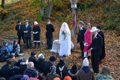 Bröllop, men brudgummen saknas. Äventyret börjar! Vad har hänt? Det finns ledtrådar runt om i staden.