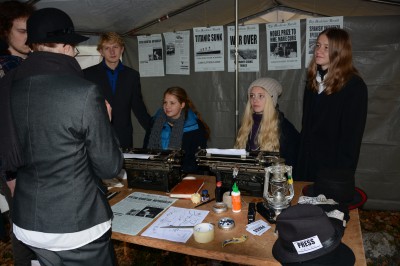 Tidningsredaktionen kom med flera upplagor. Visst kunde man hitta ledtrådar till mysteriet om brudgummens försvinnande.